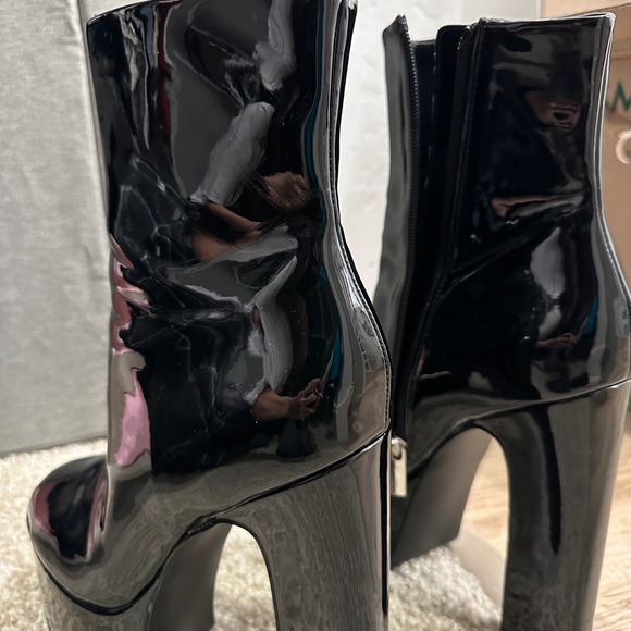 STEVE MADDEN "PASSION" patent leather boots
Size 10 only worn once! - Picture 2 of 7
